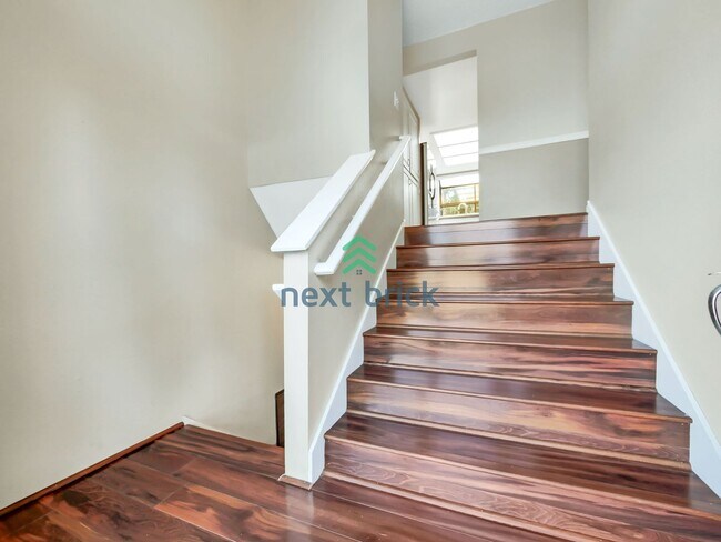 Building Photo - 5 Bed and 3 Bath Single-family Home Availa...