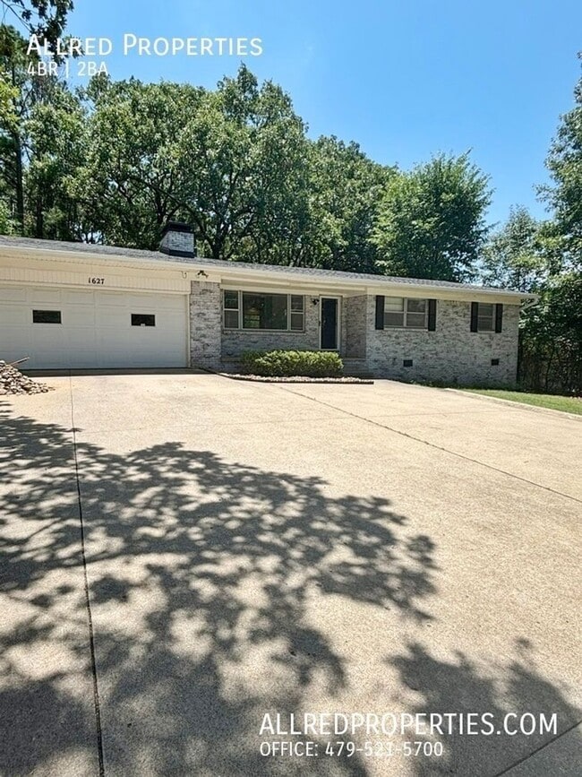Building Photo - Move in special $500.00 off 1st month's re...