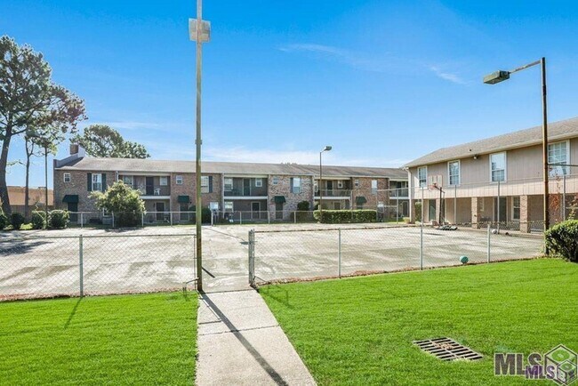 Building Photo - 4625 Parkoaks Dr