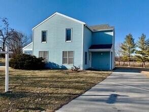 Building Photo - 3 Bedroom 2 bath TownHome