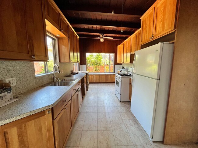 Building Photo - 3 Bedroom/2 bathroom home now available in...