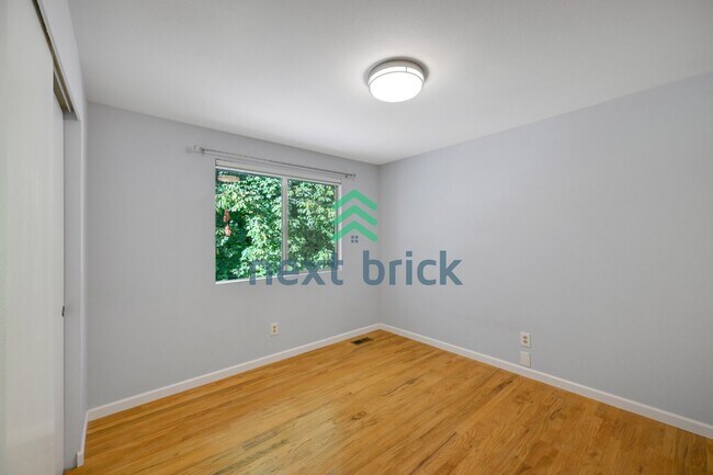 Building Photo - "Spacious 4-Bedroom Retreat with 2.5 Baths in Charming Sammamish Setting"