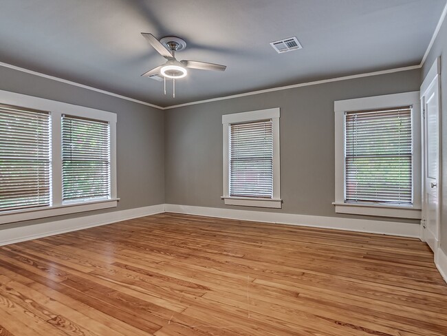 Building Photo - Charming Updated Mesta Park Duplex - New S...