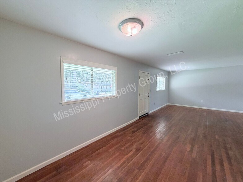 Building Photo - 1214 Beanland Dr