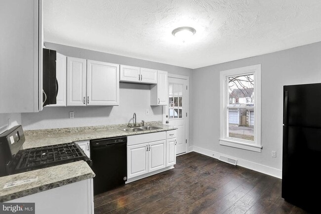 Building Photo - Coming Soon - Charming 3 Bedroom, 1 Bath H...