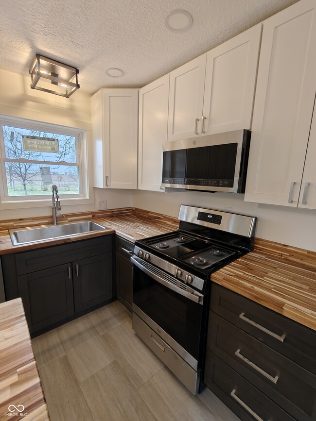 Building Photo - 2183 S Fairview Dr