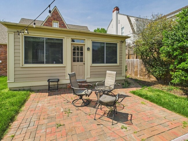 Building Photo - 307 Lexington Rd