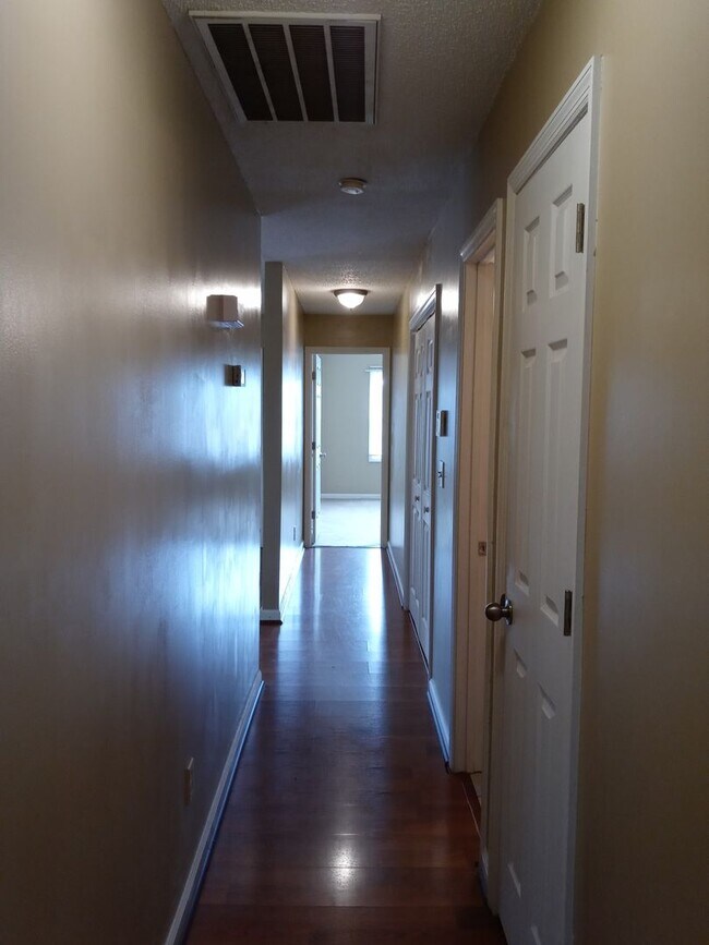 Building Photo - 3 bd/ 2 ba located MINUTES from Fort Bragg! Quiet Neighborhood!
