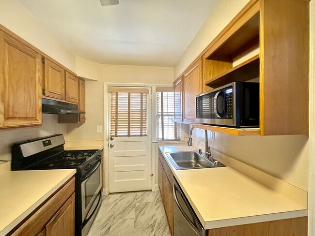 Building Photo - Charming 3 Bedroom/1.5 Bathroom Townhome with In-Unit Laundry in Towson, MD!