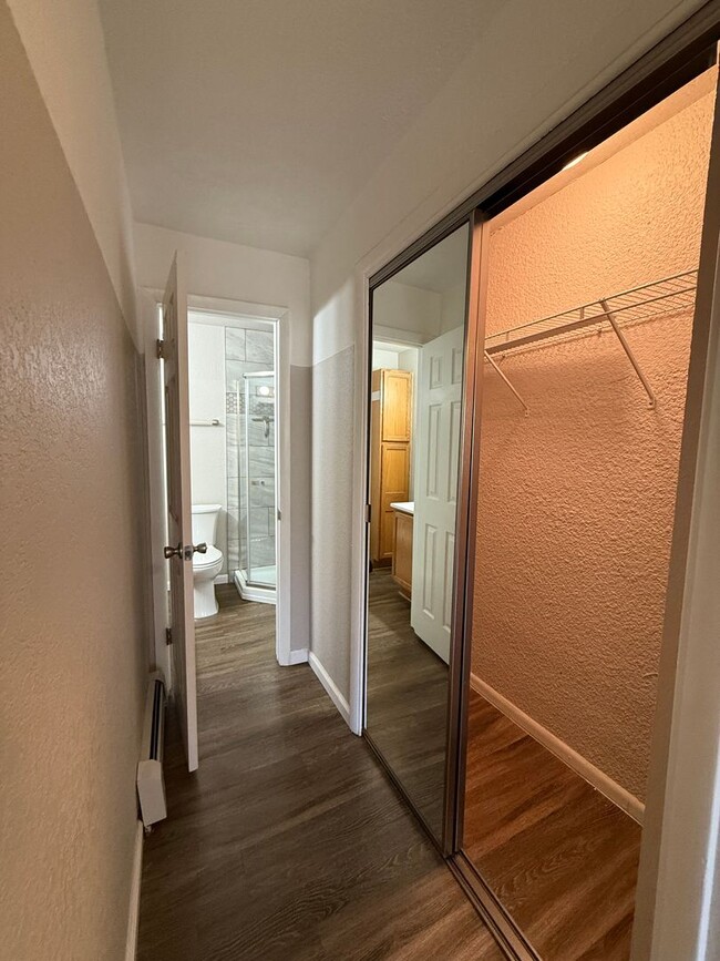 Building Photo - MOVE-IN READY!! 2 bed 2 bath Lakewood Condo