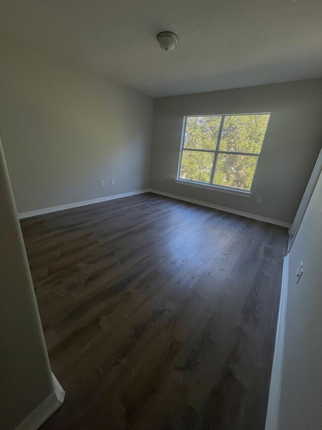 Building Photo - Beautiful Townhouse