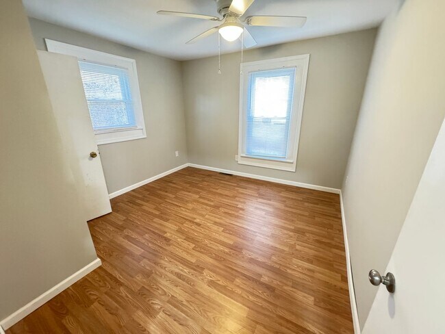 Building Photo - Fully Renovated 3bd/2ba House on Private L...