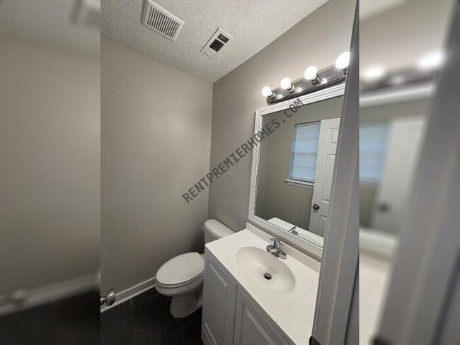 Building Photo - 124 Karen Cove