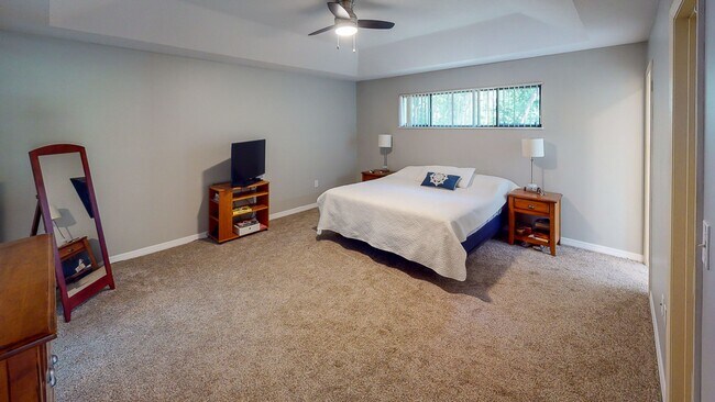 Building Photo - LOOK!  Park Avenue- 4 Bedroom/3 Bath - BEAUTIFUL!