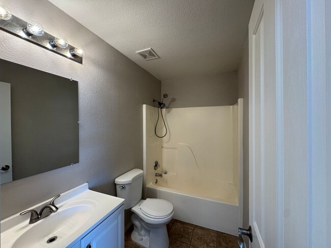 Building Photo - Great 4Bdm 2Ba Home, in a well desired loc...