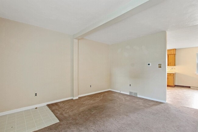 Building Photo - Coming Soon - 2 Bedrooms 1 bath - Dallasto...