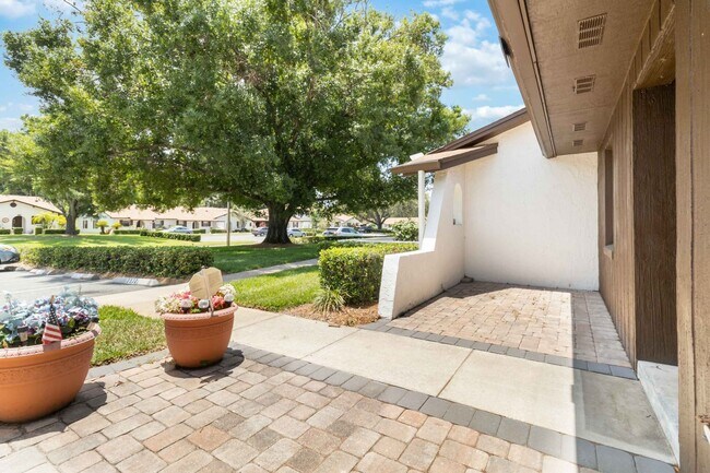 Building Photo - MOVE IN SPECIAL- Beautiful Modern 2/1 Townhome in St. Cloud's Pine Lake Villas