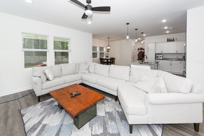 Building Photo - 4 Bedroom 3 Bath Home in Windsor Hill - North Charleston