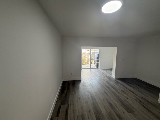 Building Photo - 1543 W 42nd St