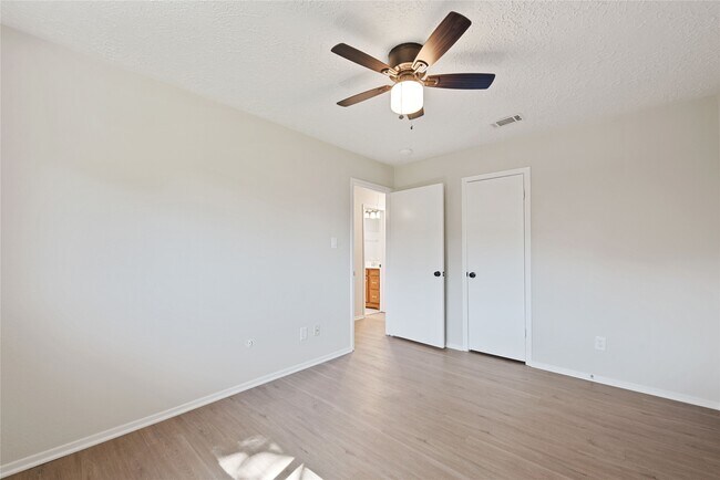 Building Photo - 14115 Bella Dr