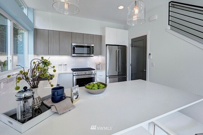 Building Photo - 632 10th Ave E