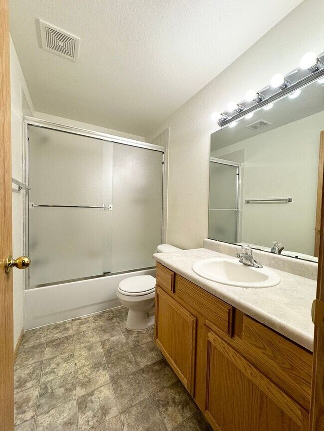 Building Photo - Gorgeous 5 Bedroom 3.5 Bath House with 3 c...
