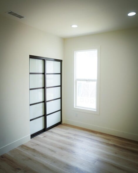 Building Photo - 156 S Pecan St