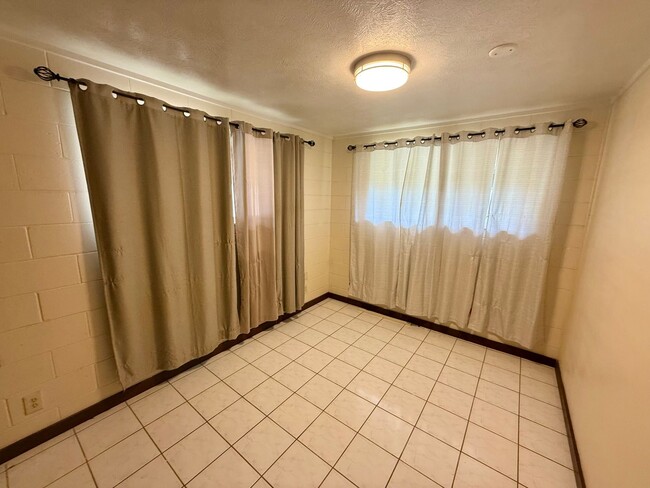 Building Photo - 3 Bedroom / 1 Bathroom Home Available in Wailuku!