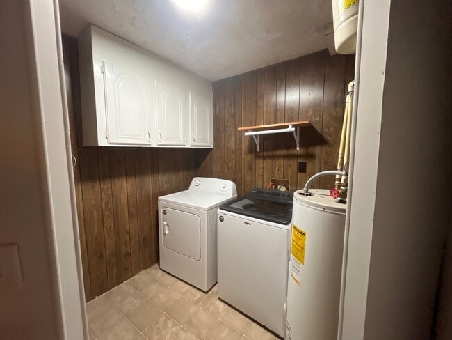 Building Photo - 2 Bed 1.5 Bath Duplex