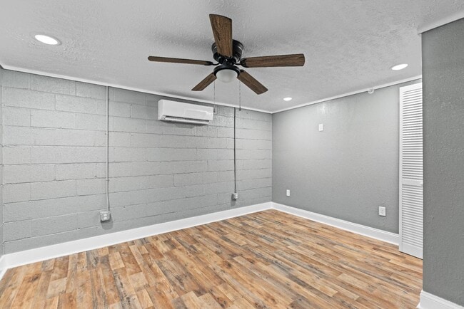 Building Photo - 223 E Broadway St