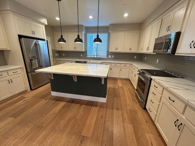 Building Photo - Brighton Oaks Beauty Just Steps from Downt...