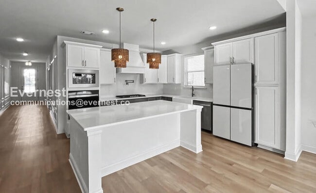 Building Photo - 3 Bed/2 Bath Home with Garage / Pet-Friendly / Available Now!