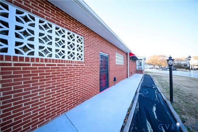 Building Photo - 209 Poe St