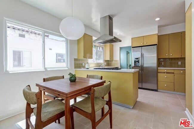 Building Photo - 119 N Almont Dr