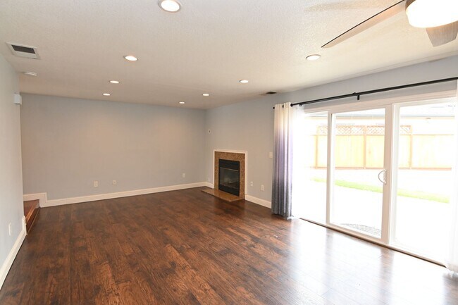 Building Photo - 930 Alexis Ct