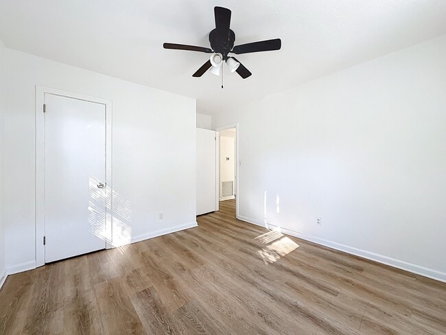 Building Photo - 5330 Quan Dr