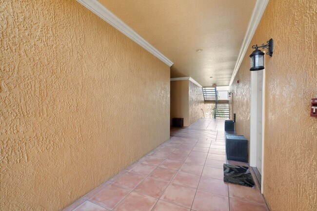 Building Photo - 2 Bedroom Condo in Tampa