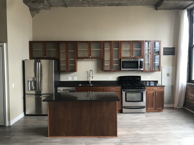 Kitchen with eating area - 320 E 21st St