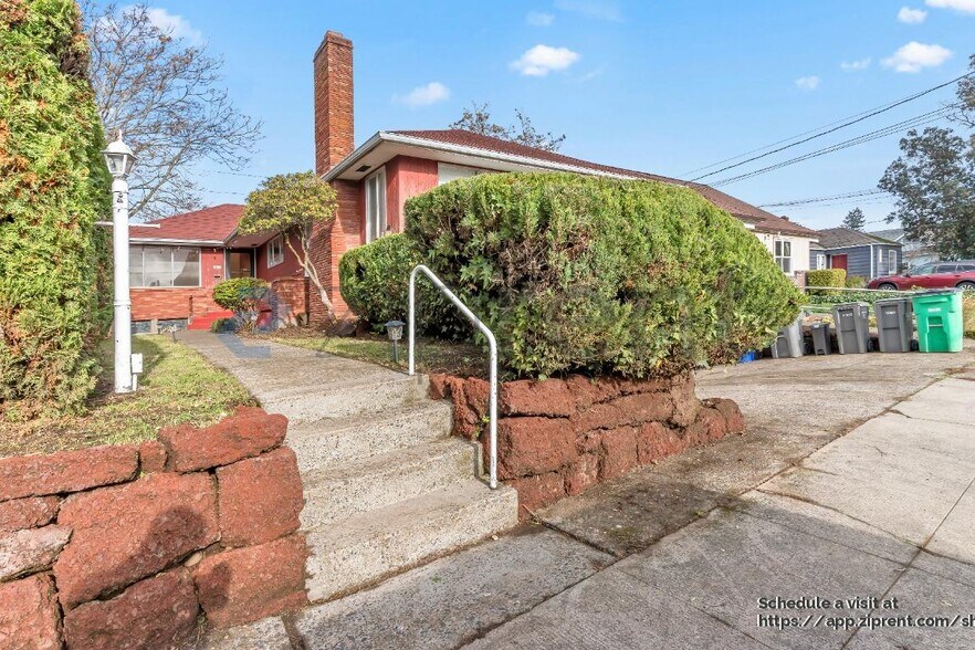 Building Photo - 6115 NE Clackamas St