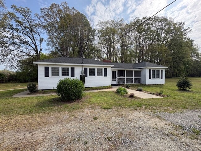 Building Photo - Fully furnished house on the outskirts of town.