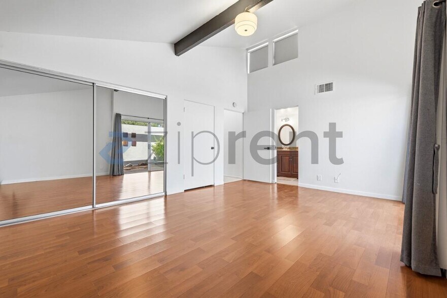 Building Photo - Unit