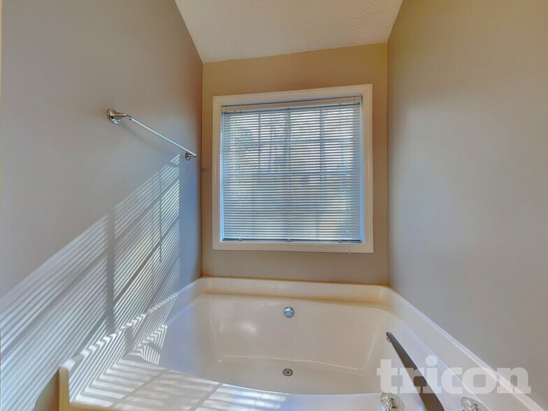 Building Photo - 75 Christopher Dr