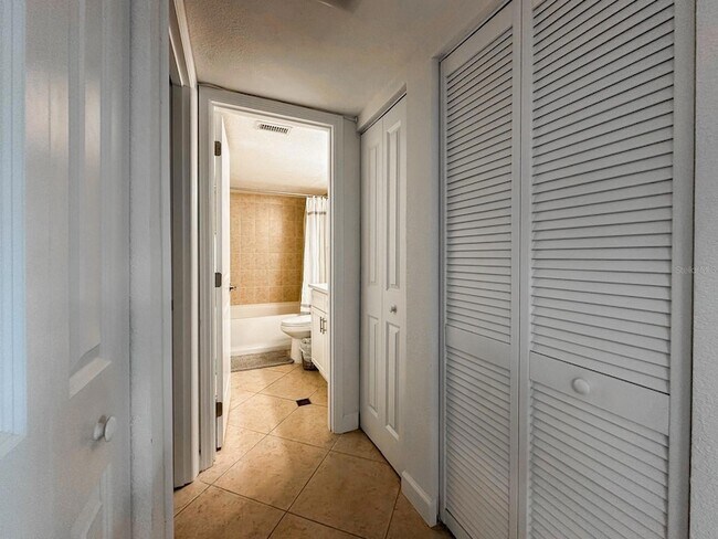 Building Photo - 7920 Sun Island Dr S