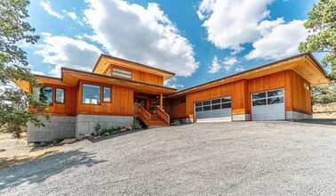 Building Photo - Stunning 4 Bed/3.5 Bath on 4.39 Acre Lot-7...