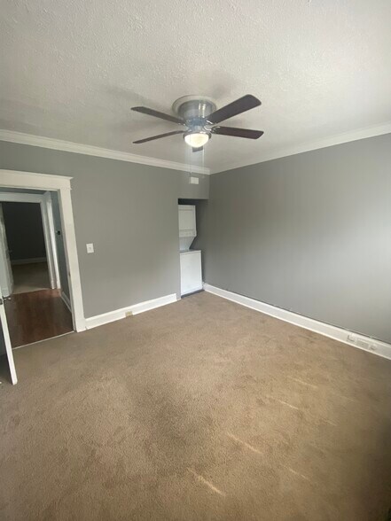 extra room with washer/dryer - 606 N Woodington Rd