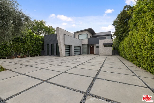 Building Photo - 5365 Vanalden Ave