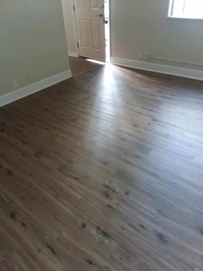 Building Photo - Clean 2 bedroom