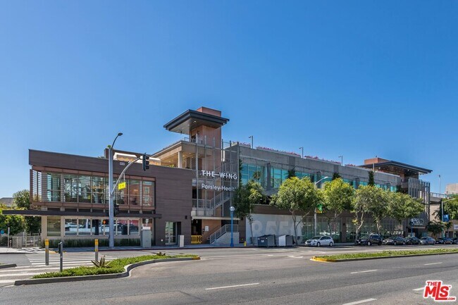 Building Photo - 900 N W Knoll Dr