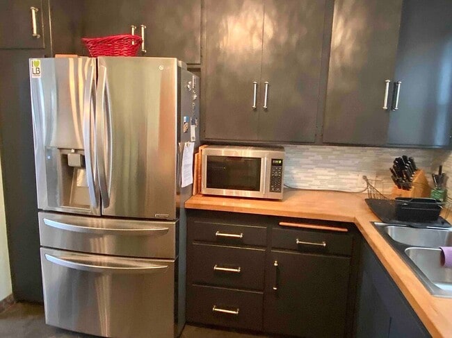 Building Photo - 1720 E 2nd St