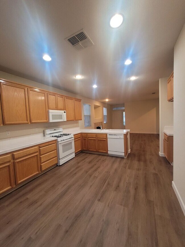 Building Photo - Beautiful Natomas area home on corner lot